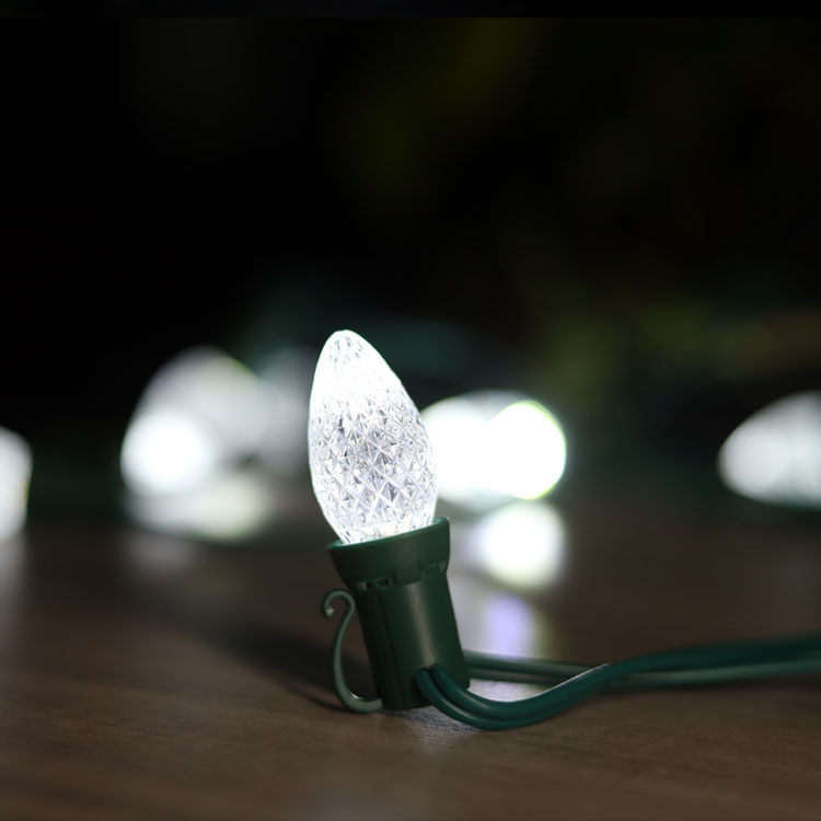 Instalaci&oacute;n de iluminaci&oacute;n navide&ntilde;a de calidad comercial que muestra diferencias de temperatura de color